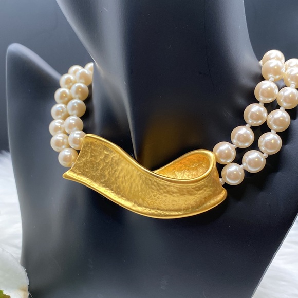 GIVENCHY FAUX PEARL CHOKER with Gold plated Pendant Statement piece STUNNING Euc - Picture 3 of 8